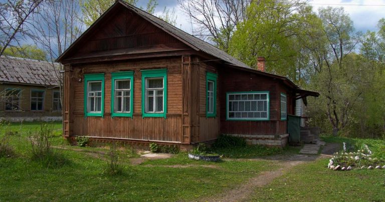 Сім’я племінника не знала, ким є та старенька, яка тихо живе у дальній кімнаті їхнього величезного будинку. Адже в неї колись було дуже цікаве та наси чене життя.