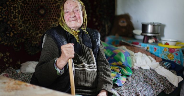 Після того, як моєї мами не ста ло, я забрала чужу жінку з дому для людей похилого віку. Всі мене засуджують, але це найкраще рішення у моєму житті.