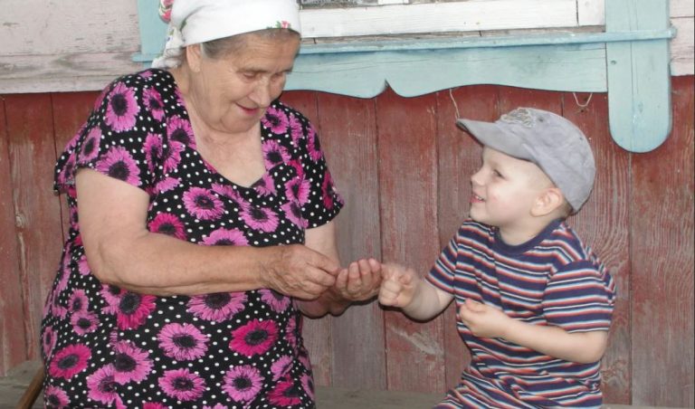 Онук зрозумів, що бабуся його не любить і сказав їй..