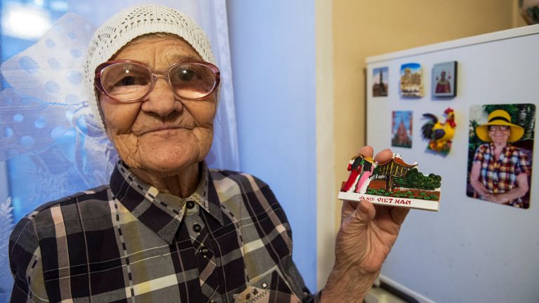 Бабуся не могла змиритися з тим що діти забули про неї і навіть не дзвонять