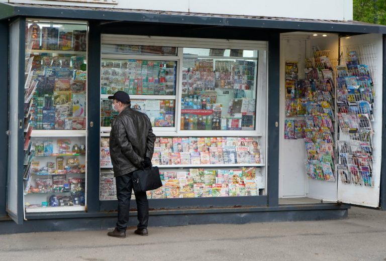 Якби я не був одрyжений, то відразу б вас у PAГC повів. – Сказав він мені. – Ловлю вас на слові.