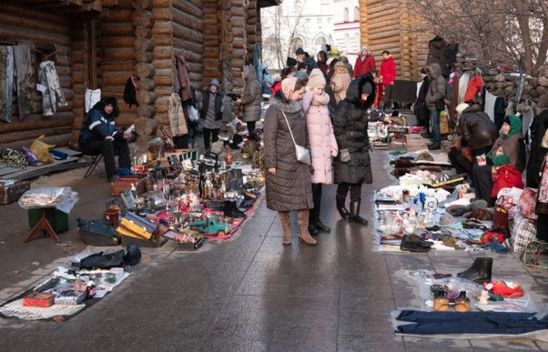 -Ні, стійте, зупиніть їх, поверніть! Вони мені неправильно заплатили!