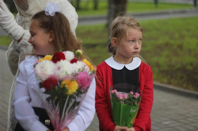 Жінка віддала всі свої гроші на порятунок життя чужої дитини. Але одного разу, побачивши цю дитину у школі, жінка завмерла на місці.