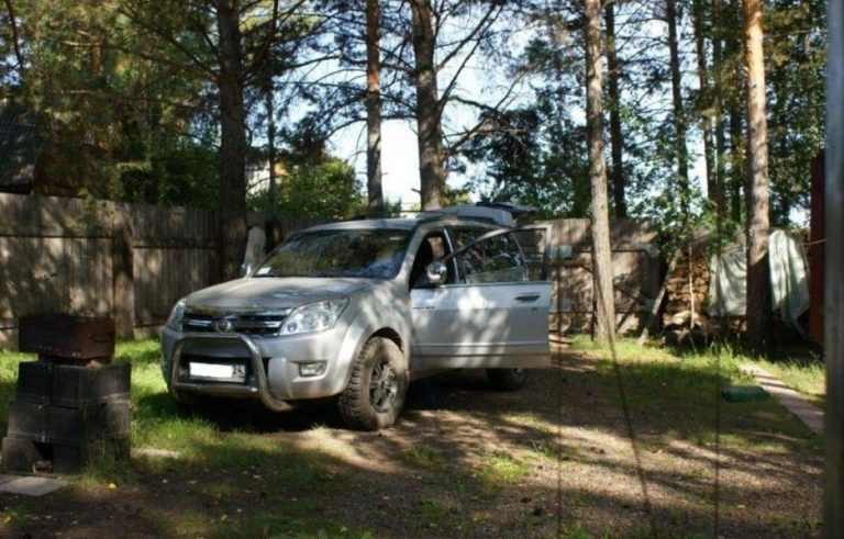 До двору під’їхало круте авто. З нього вийшов чоловік та представився новим власником нашого будинку. Виявляється…