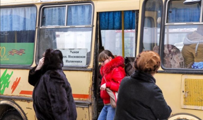 Тамара поверталася додому. Вийшла з автобуса і зупинилася на місці. Вже зрозумівши, що сталося, вона все ж заглянула в розкриту сумочку. Ні гаманця, ні телефону не було!