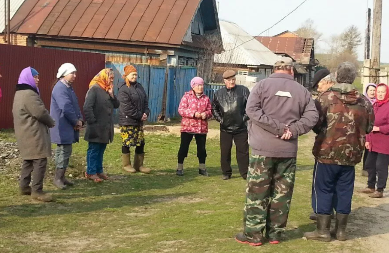 В той день Настя набрала подругу і випалила: ” Приїжджай в село. Тут всі сусіди зібралися біля твого будинку. Поспішай, скоро якраз автобус буде ”. А сама побігла в хлів, не знаючи, яку біду накоїла …