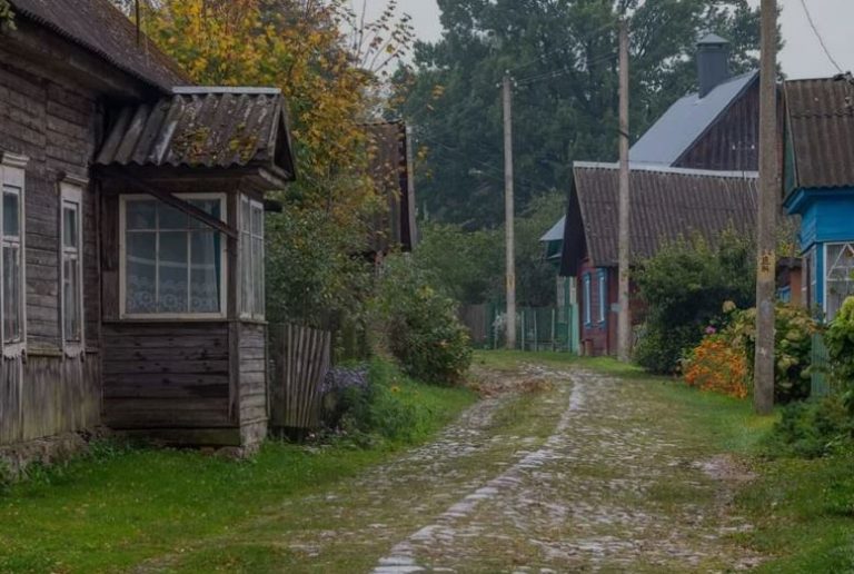 Мама з бабусею nродали будинок у селі, і переїхали до міста. Думали – все добре, як раптом мама стала дивно поводитися…