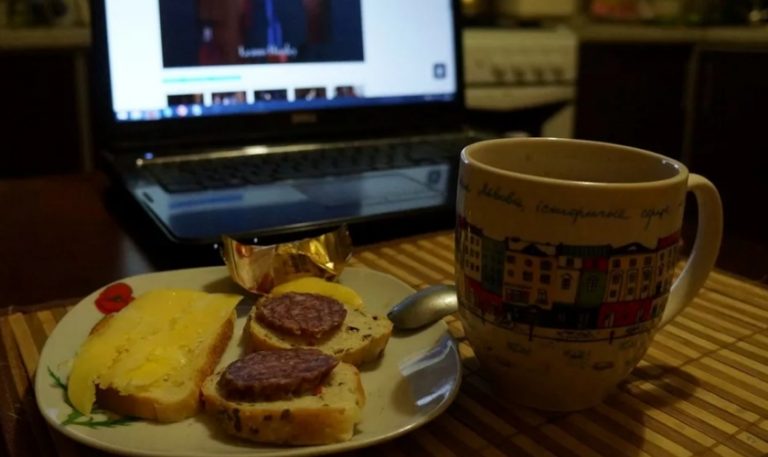 Побачила зятя вночі з ноутбуком та бутербродами на кухні, вирішила тонко натякнути йому про його вагу, але такої відповіді не чекала