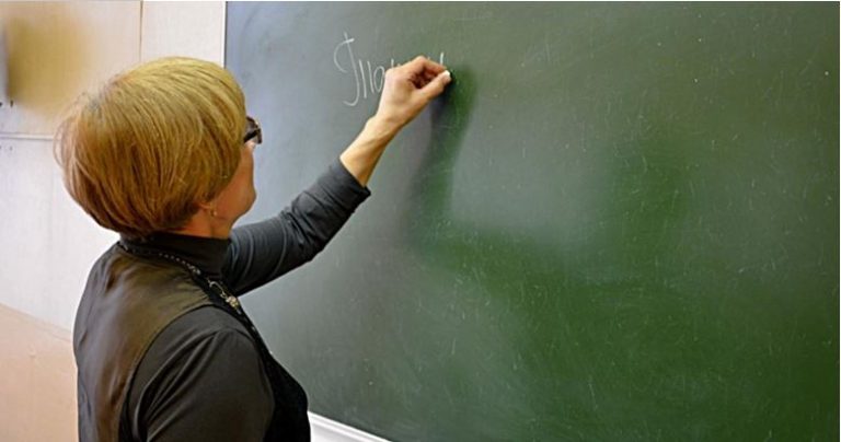 Мама мого учня постійно втручається у справи нашого класу. Я більше не маю наміру терпіти таку поведінку.