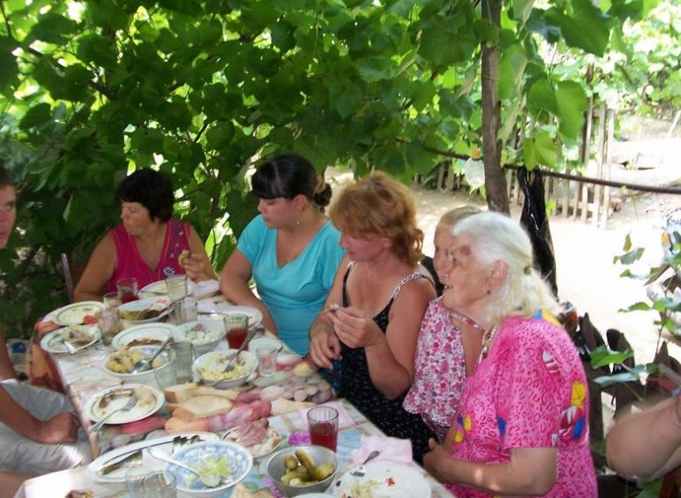 Ми прийшли познайомитися з рідними мого нареченого, ні з того ні з чого тітка почала лаятися з моєю сестрою при всіх, і ось що з цього вийшла…