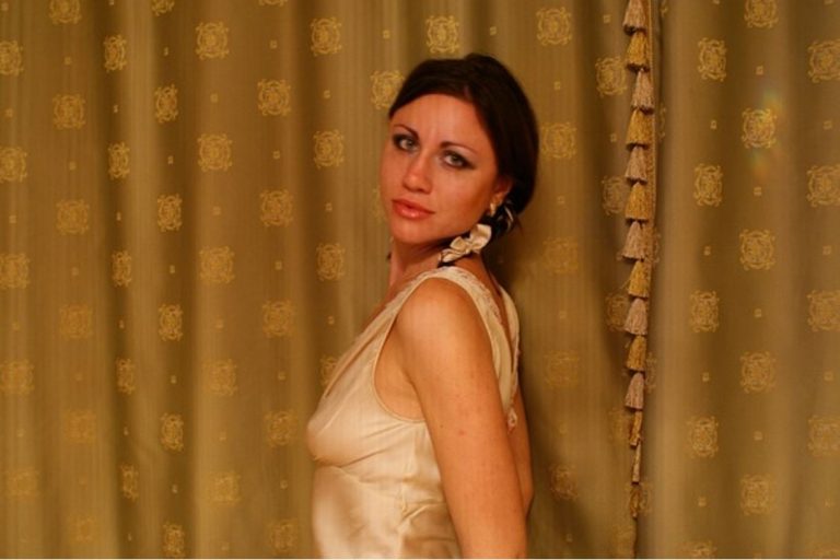Мій чоловік став ін валідом, але я маю плани на життя. Я не хочу все життя бути його доглядальницею. Тому, щоб не стати монстром у цій ситуації, я вигадала хит рий план.