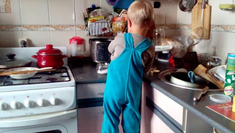 Мій дівер приїхав зі своєю сім’єю на місяць.  Діти просто не розуміють слова “ні”. Будучи у нас в гостях, ці шибеники примудрилися …