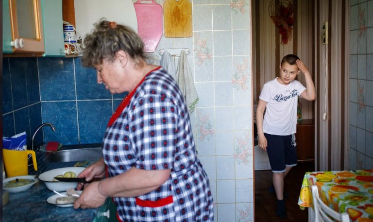 Свекруха командує всіма нами, навіть мій син бісить її.  Вона весь час робила зауваження йому. Але потім я почала …