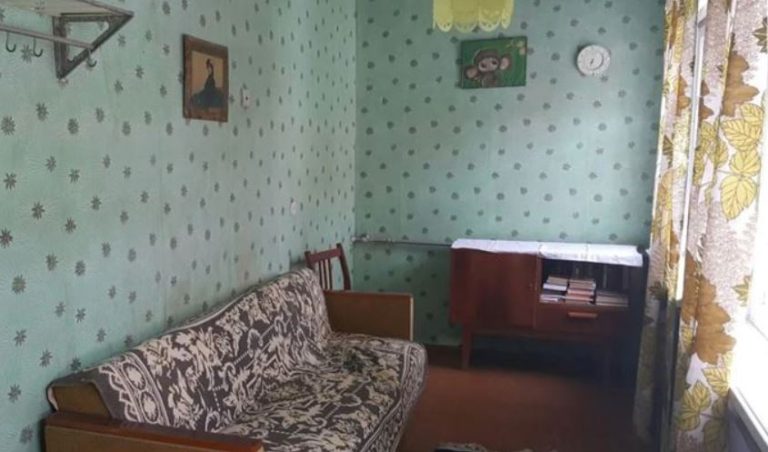 Катя до глибини душі образилася на сина, та ще й на чоловіка, який не порадившись з нею розповів синові правду про його народження