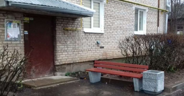 Соня знайшла новенький телефон в парку, і попросила батька залишити його собі. Тільки після розповіді батька Соня зрозуміла що до чого