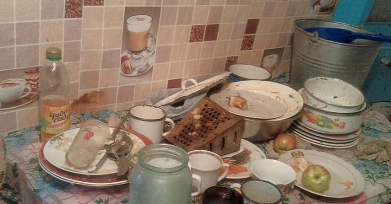 Юля дрімала на дивані, а довкола панував немислимий безлад, коли у двері зателефонували. Такого повороту ніхто не очікував