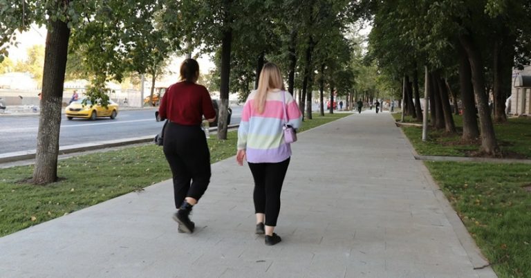 Моїй подрузі вже 30 років, але її мати звертається з нею як зі школяркою. Навіть після роботи Рая повин на слухняно йти прямо додому. Ось з чого все це почалося.