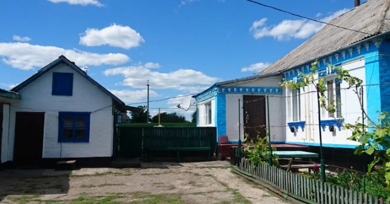 Коли Олег вже втомився від своєї дружини, її борщу і светрів зв’язаних для нього, він вирішив піти до іншої. Але це виявилося не просто