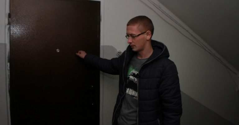 Я ревную чоловіка до сусідів. Він ходить до них в гості, але на мій погляд він робить це дуже часто. Не хочу сkандалити і забороняти, але всередині вже вся звелася.