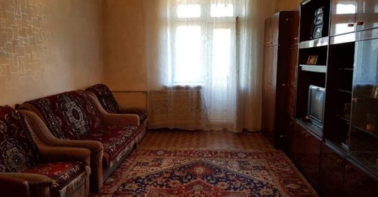 Івану дзвонили з дитячого садка і сказали, що його дружина не забрала доньку. Іван став хвилю ватися і шукати дружину. Удома він побачив на столі записку.