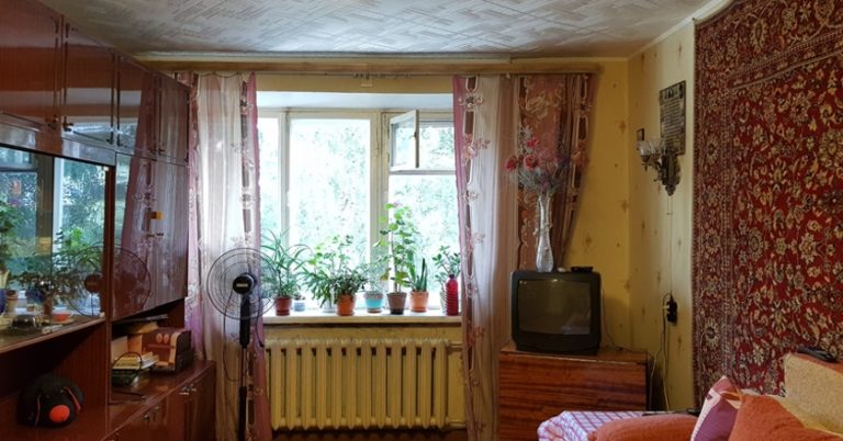 Оля в той день прийшла без настрою і сказала бабусі, що для вечірки у неї нічого надіти. Бабуся дала Олі листок з адресою і просила піти туди.
