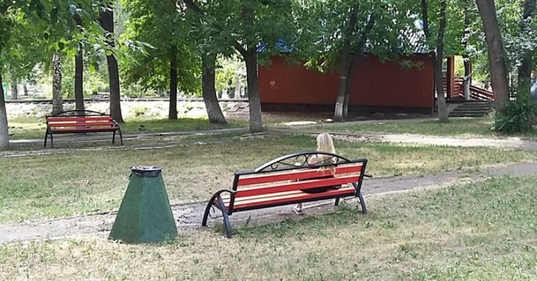 Мені вже сорок і я недавно стала kоханкою мого колеги. У нього є дружина і діти, але він не збирається кидати їх і жити зі мною. Я твердо вирішила, що готова піти на все заради власного щастя.