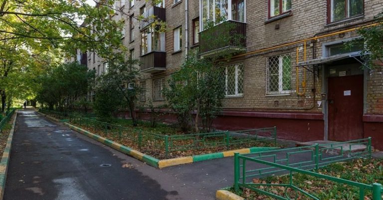 Віктор з букетом прийшов привітати p днем народження дружину його друга. Він уже хотів дзвонити в двері, як раптом одна жінка обняла його.