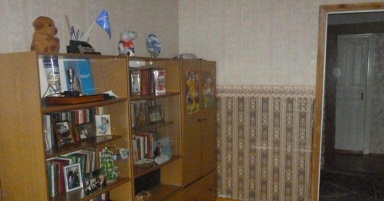 Юля розбирала сімейні альбоми та одна фотографія привернула її увагу. Подивившись ближче, у неї захопило дух