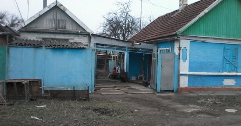 Чоловік стояв біля воріт і не розумів, що хоче ця жінка. Раптом вона сказала, що шукає Віктора. Чоловік здивувався, коли дізнався, хто батько Віктора.