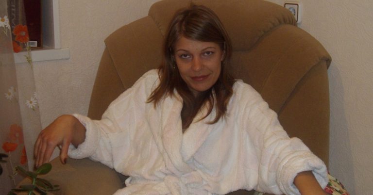 Коли моя молодша сестра стала жити з нами, я почала помічати, що вона надає знаки уваги моєму хлопцеві. Нещодавно, я побачила як вона одягнена вдома і залишилася з відкритим ротом.