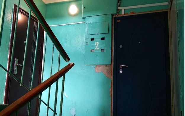 Свекруха мало не вмовила чоловіка Зої взяти кредит, мовляв, у неї маленька пенсія, ні на що не вистачає. Але найграндіозніший «сюрприз» їх чекав тоді, коли син вирішив відвідати маму… Двері йому відчинили абсолютно чужі люди.