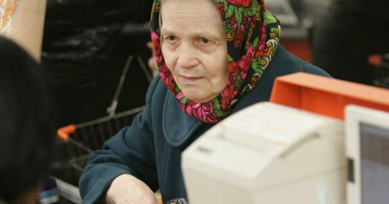 Стою я у черзі в супермаркеті. Переді мною цікава парочка. А перед ними біля каси пенсіонерка перераховує копійки. Касирка почала обурено кричати.
