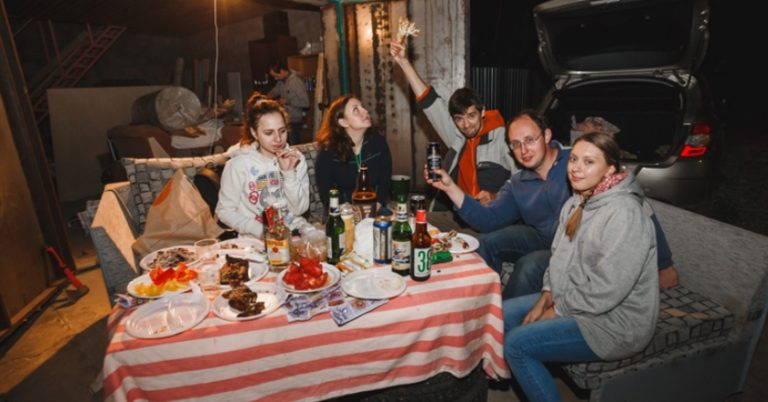 Онук моєї сусідки з друзями приїхали на дачу і влаштували вечірку. Коли наступного ранку я сказала сусідці, що онук і друзі шуміли, вона почала говорити таке, у що я не можу повірити.