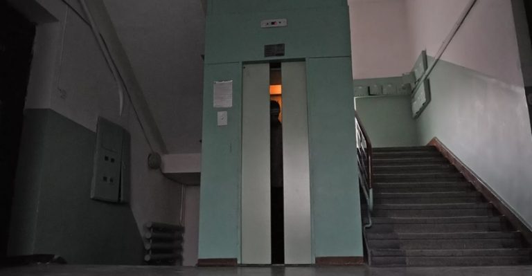 Марина була в ліфті з незнайомим чоловіком, коли кабіна зупинилася на половині шляху. Дівчина застигла від страху, мужик здався їй див ним
