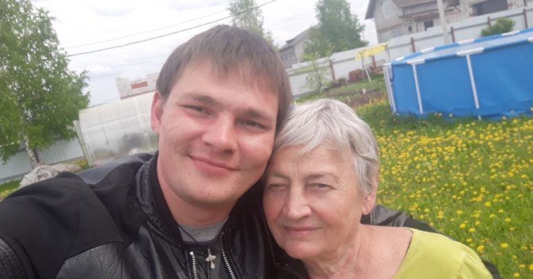 Дружина сказала, що поїде відвідувати тещу, а коли вона затрималася там на тиждень, я вирішив завітати туди. Увійшов у будинок і скам’янів від несподіванки