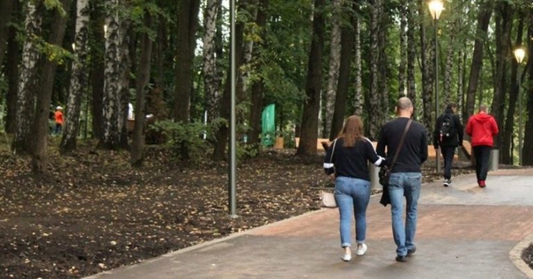 Діма і Марина гуляли на вулиці і були сповнені щастям, але раптом до них підійшла жінка в сльо зах і все зруйнувалося в одну мить.