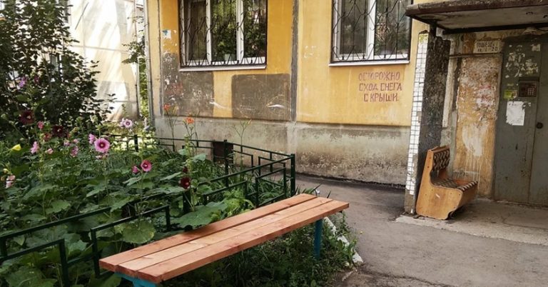 Дівчина хотіла відбити хлопця у своєї ж сестри, тому відправила її до сусідки, а сама у під’їзді зустріла його. Коли хлопець почув, що каже сестра його kоханої дівчини, він не повірив своїм вухам.