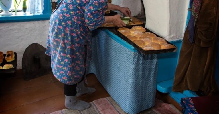 Віра з першого ж моменту була проти того , щоб свекруха переїхала жити з ними. Але незабаром Ніна Петрівна зробила таке, що Вірі стало со ромно за свою поведінку.