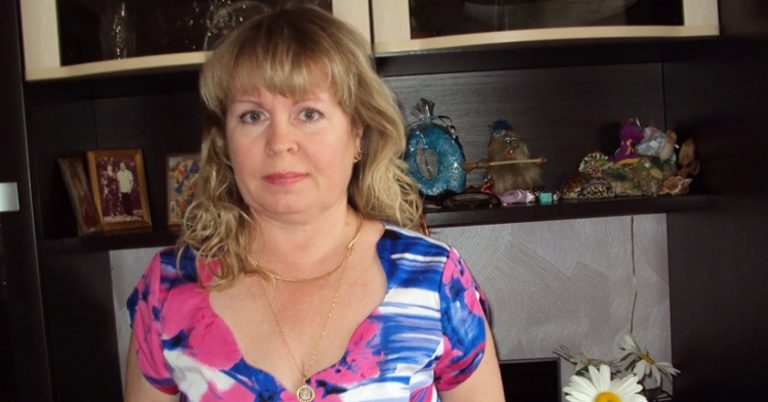 Одного разу я звільнилася раніше і вирішила прогулятися до будинку. Пройшовши повз ресторан, я зайшла подивитися, чи немає там черги. Черги не було, але от кого я там побачила.