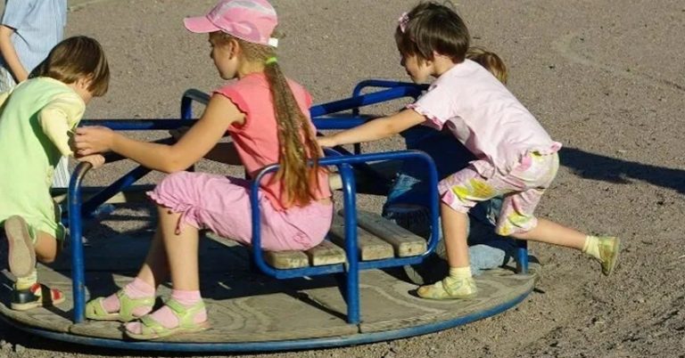 Якось діти, за якими останній час наблюдала Ніна, пішли додому і вона їх більше не бачила. І ось кілька днів тому вона попросилася з сином до тієї родини в гості з гостинцями.