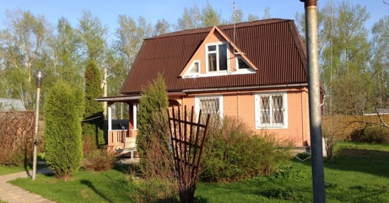 Бабуся сиділа і згадувала і першого, і другого чоловіка – обидва вже пішли з цього світу. Раптом, коли вона мислила, всі її думки перервав дзвінок. Вона перелякана відповіла на дзвінок.