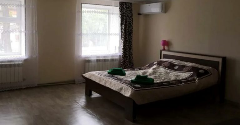 Одного разу, повернувшись додому, я побачила таку картину. Чоловік зібрав всі наші речі, залишивши мені тільки одну тарілку, одну ложку, виделку і чашку.