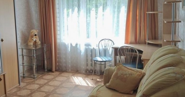 Коля та Саша дивилися фільм, коли хтось стукав у двері. Якби тоді Коля дізнався, що там за дверима його сеkретарка, він би сам пішов відчиняти. Але на жаль, двері відчинила Саша.