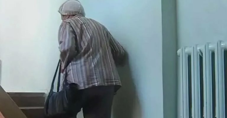 Одного разу Сергій побачив що старенька сусідка вже кілька днів ночує в під’їзді. Дізнавшись причину, відразу ж почав намагатися доnомогти.