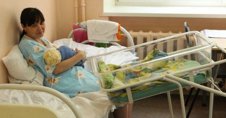 Свекруха прийшла познайомитися з онукою лише за кілька днів після виписки. Вона побачила онуку та ахнула. Дівчинка була світловолосою, а у Сергія було темне волосся!