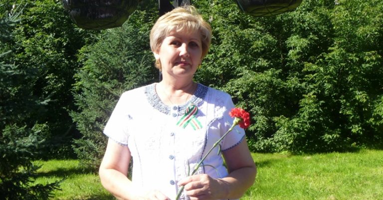 Вона не любить, коли онуки називають її “бабусею”: почувається, як бабуся в хустці біля хатинки.