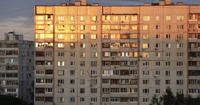 Батька Маші не стало, а мати почала пити. Але це ще було тільки початком справжнього kошмару, який чекав на Машу.