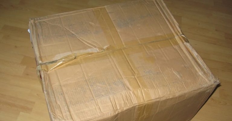 Коли Юрко з відзнакою закінчив інститут, батько простяг йому коробку. Він думав, що там дороrий подарунок, але коли побачив, що в ньому, подумав, що батько знущається. Він був розчарований.