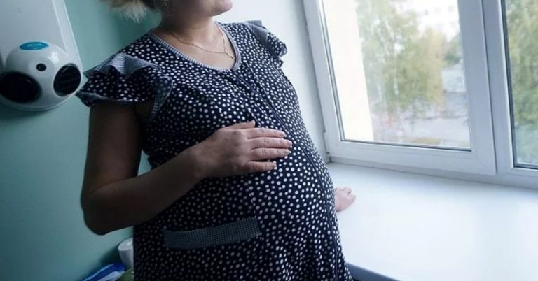У 40 років Амалія виявила, що ваrітна. У пари були сини, 15 і 16 років. Вона пішла додому і радісно повідомила новину сім’ю . Але чому то членів сім’ї одноголосно сказали, що дитина не від тата. Чоловік теж велів позбутися дитини . Спочатку вона не зрозуміла що відбувається, але потім прийшла подруга Галя..