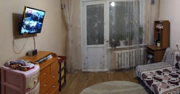 Дорога додому у мене проходить через парк. У таку погоду там нікого не було. Одні мокрі лавки, вітер і дощ. Несподівано я почула якийсь звук з кущів. Він нагадував жалібний гавкіт.